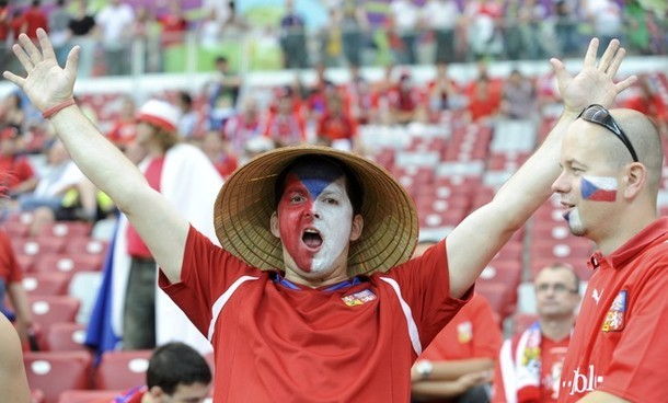Một chàng CĐV Cộng hòa Czech đội chiếc nón đặc trưng của dân tộc Việt Nam khi đến cổ vũ cho đội tuyển CH Czech trong trận tứ kết EURO 2012 với Bồ Đào Nha.
